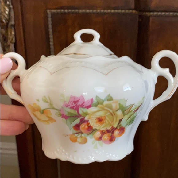 Sugar and Creamer set - Picture 2 of 7